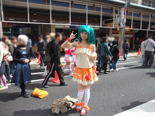 Illustration for article titled Cosplaying In The Streets of Osaka